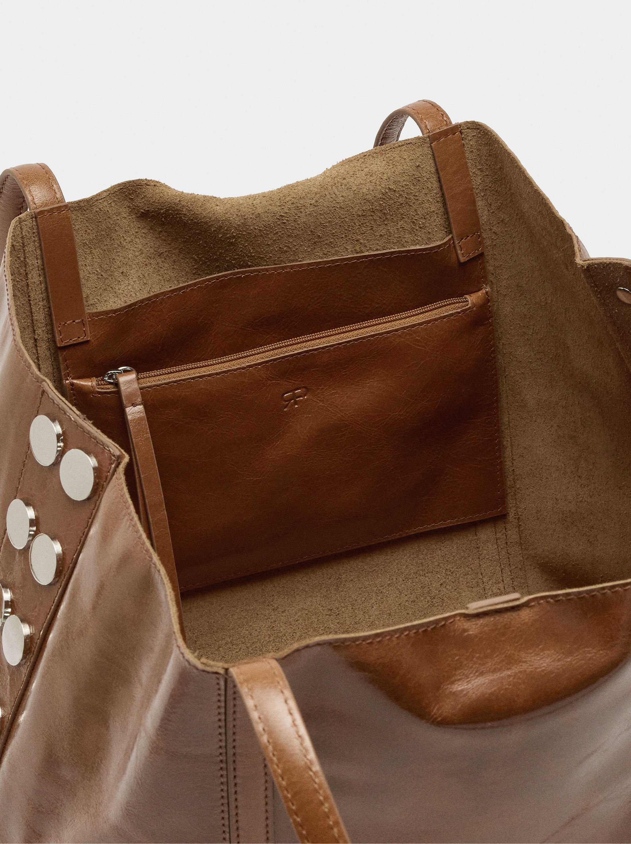 Bossa shopper de piel con studs image number 5.0