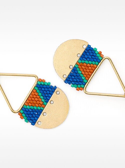 Pendientes largos triangulares con abalorios