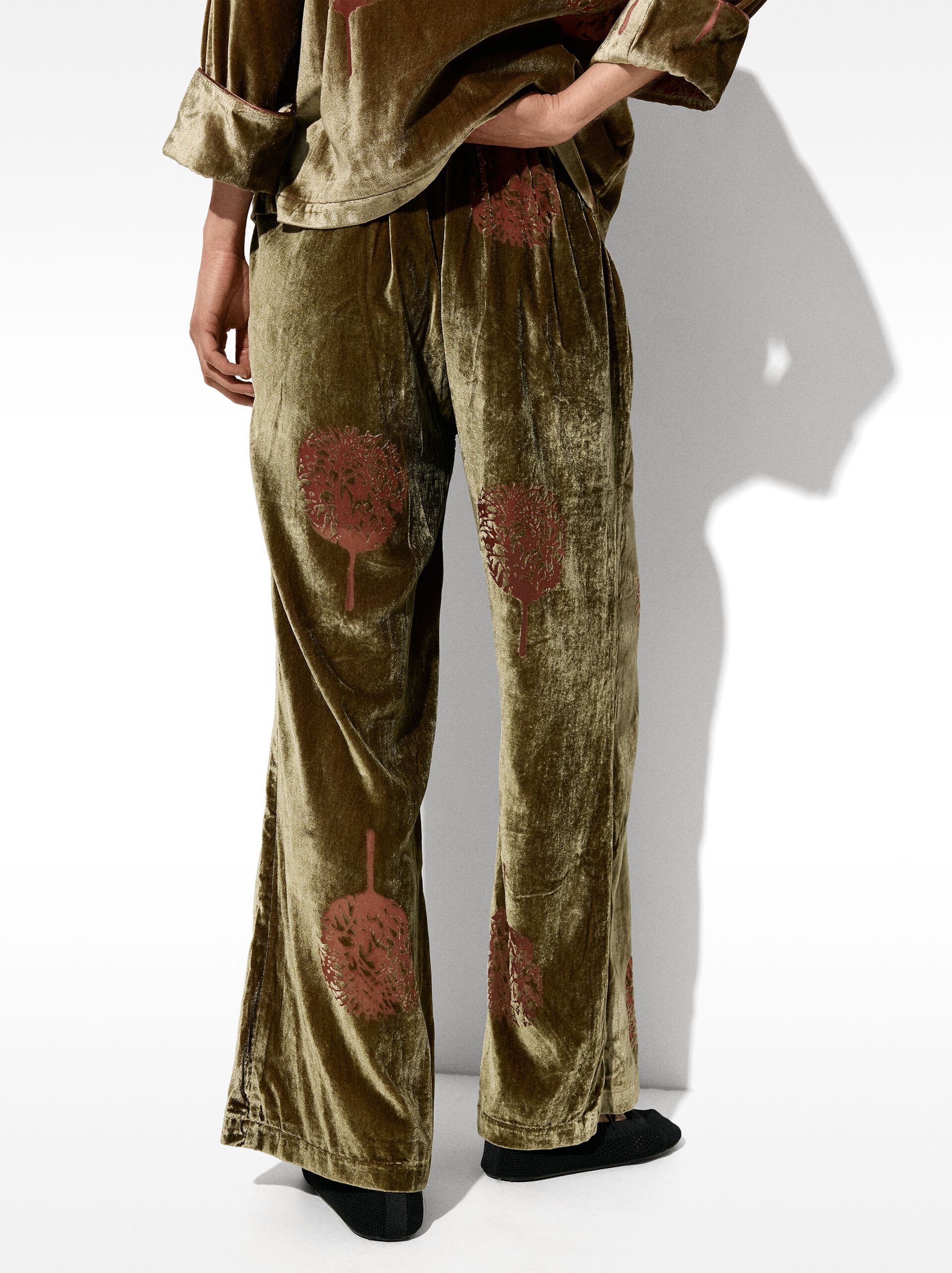 Velvet pants with elastic waistband image number 3.0