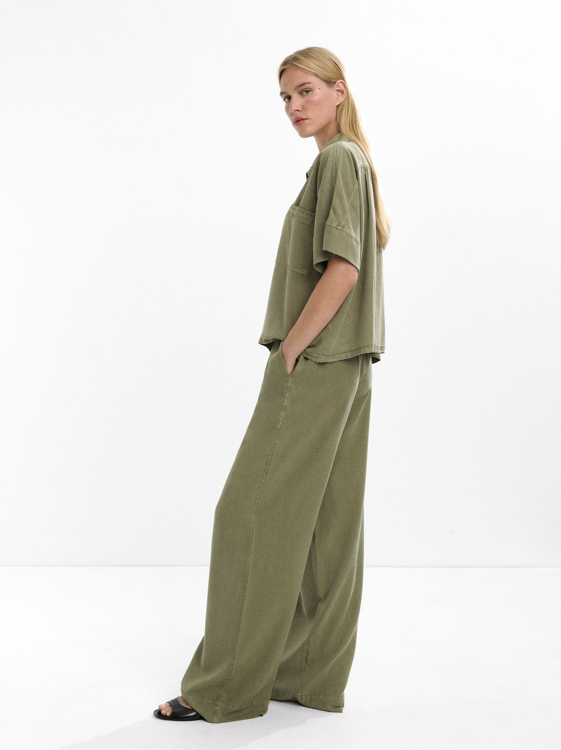 Loose-fitting trousers with elastic waistband image number 3.0