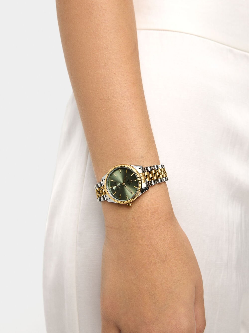 Round watch with stainless steel bracelet