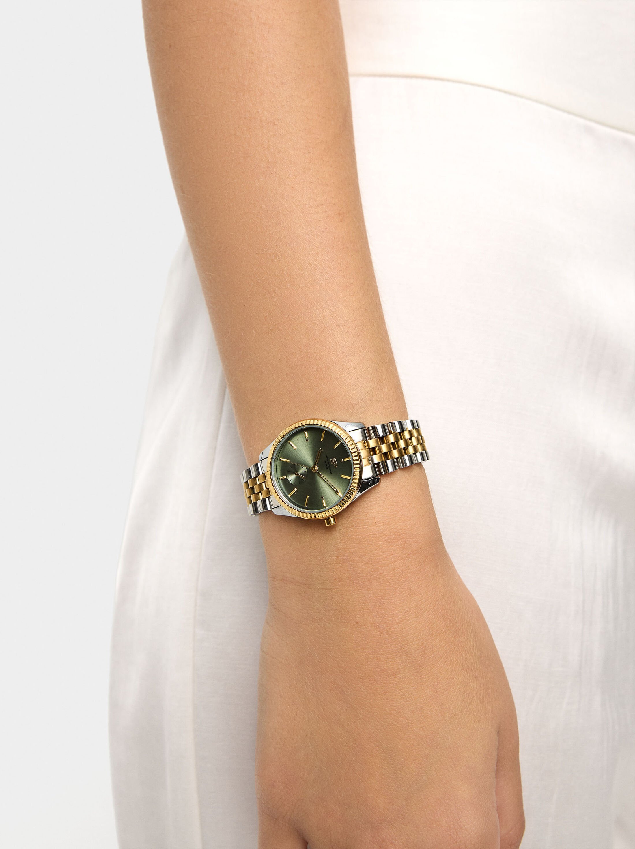 Round watch with stainless steel bracelet image number 1.0