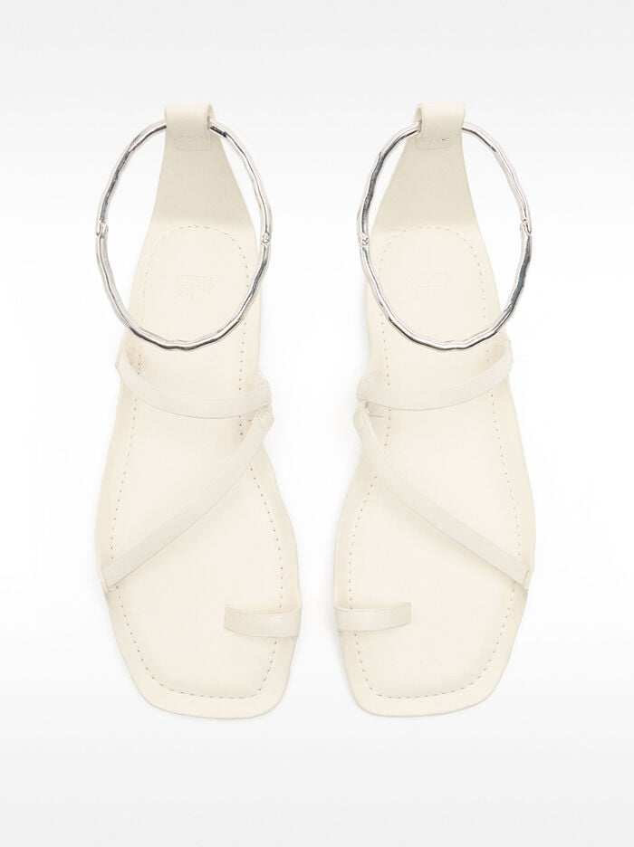 Flat leather sandals with metallic ring