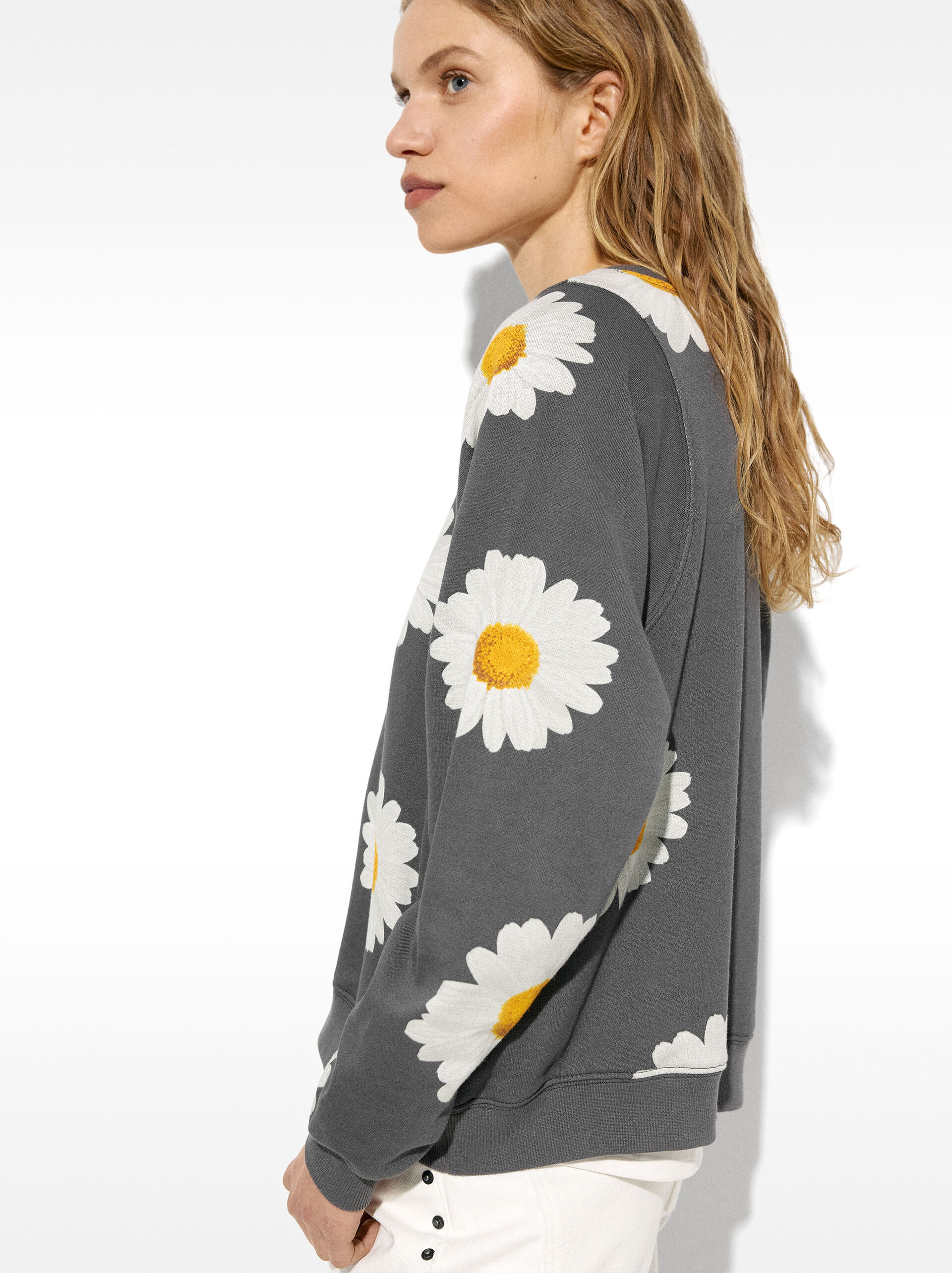 Sudadera con estampado margaritas image number 2.0