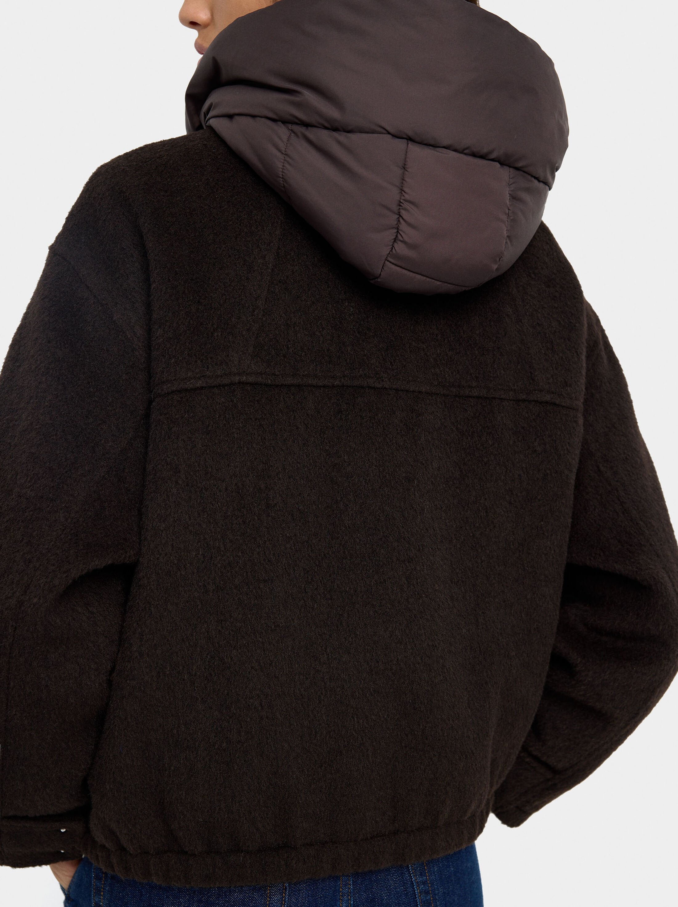 Hooded jacket with side pockets image number 3.0