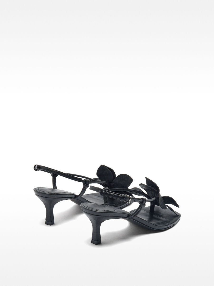 Heeled sandals with flower