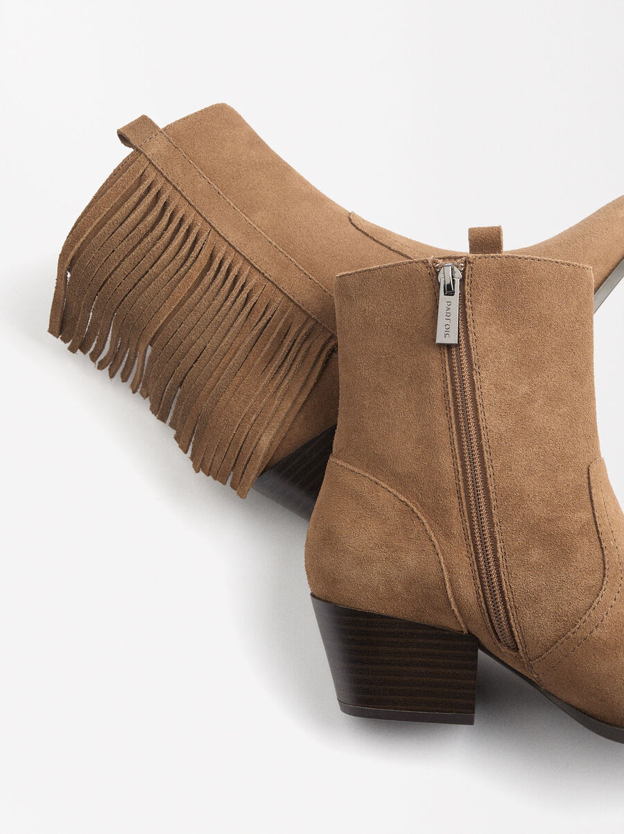 Leather cowboy ankle boots with fringes