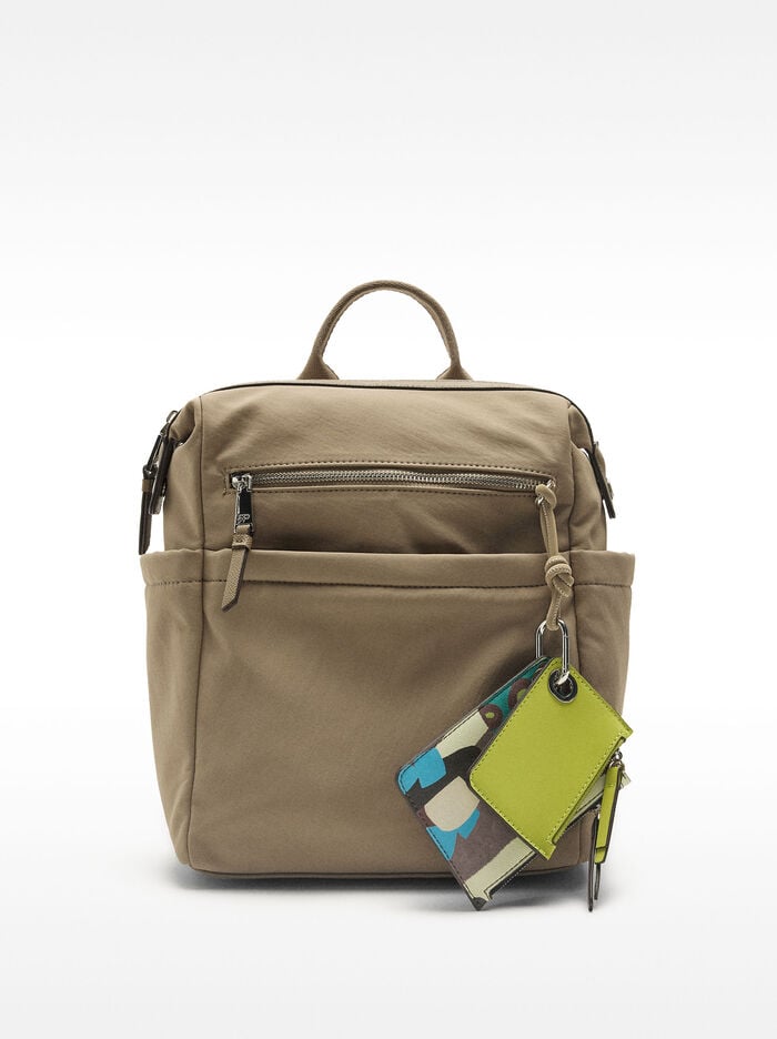 Mochila de nylon con colgante