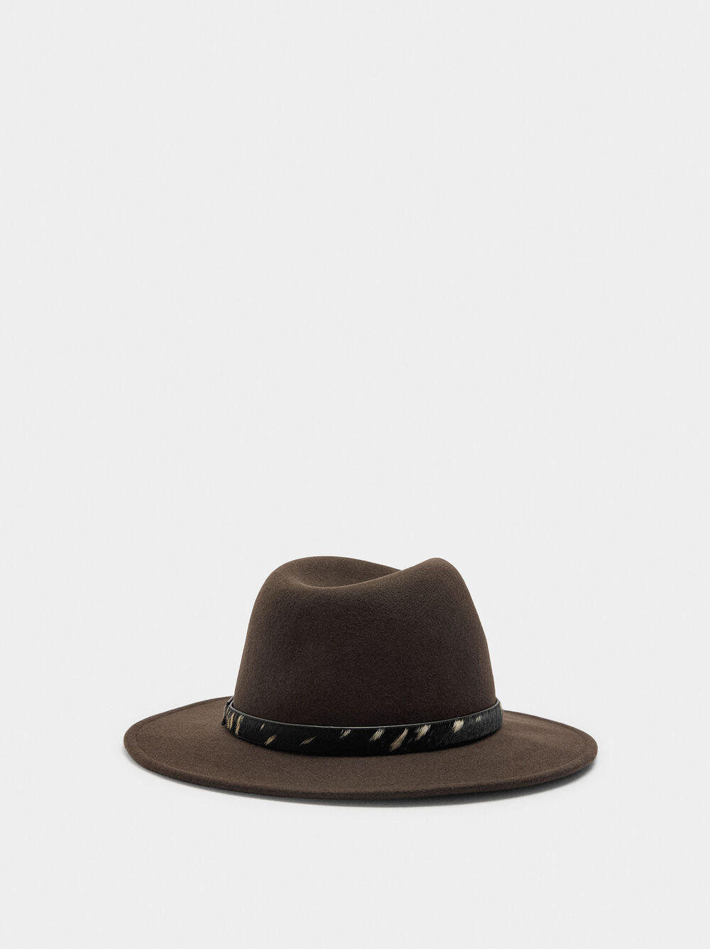 Hat with wool and leather belt