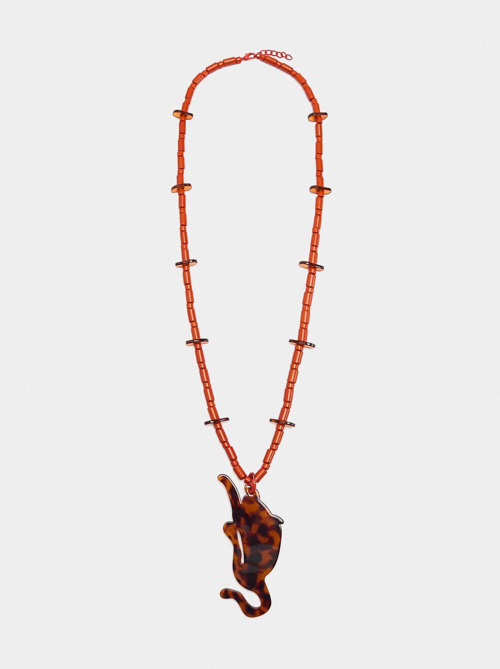 Short necklace with tortoise effect pendant