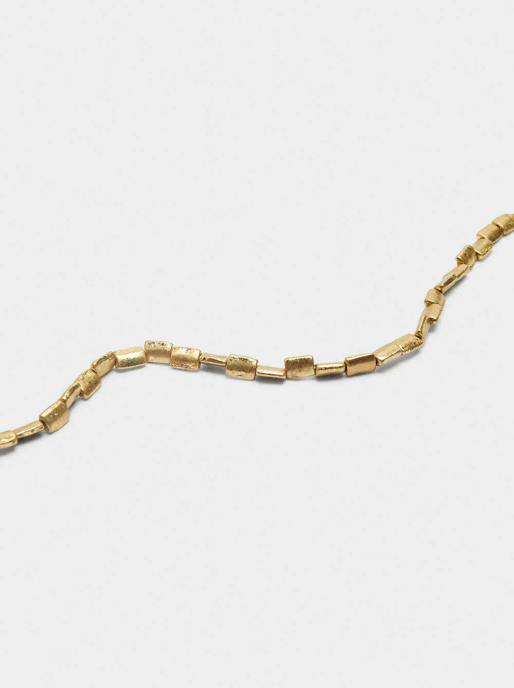 Short necklace with flat rectangular beads