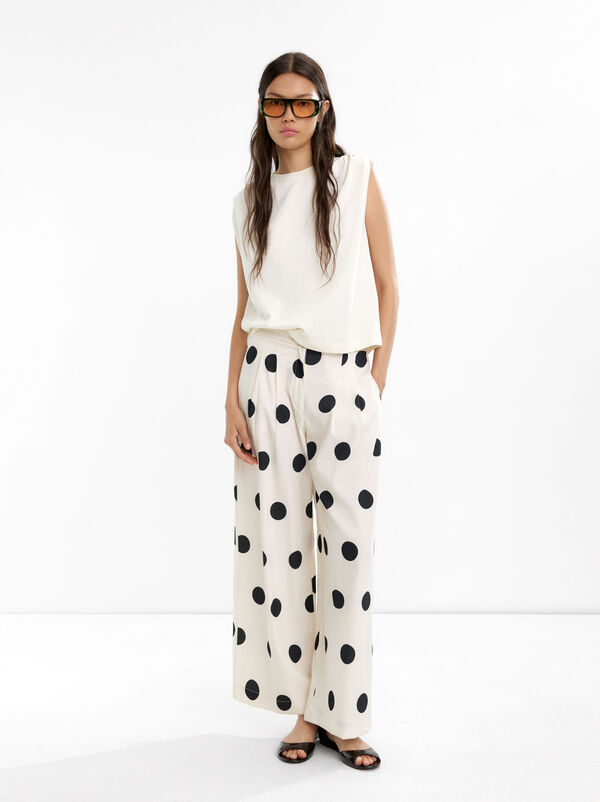 Flowing trousers with polka dots