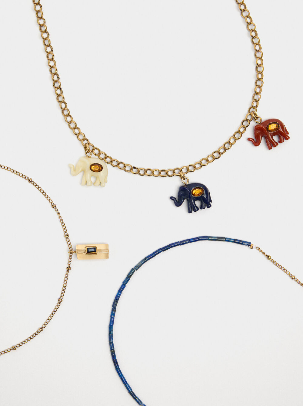 Set von Halsketten mit Elefanten