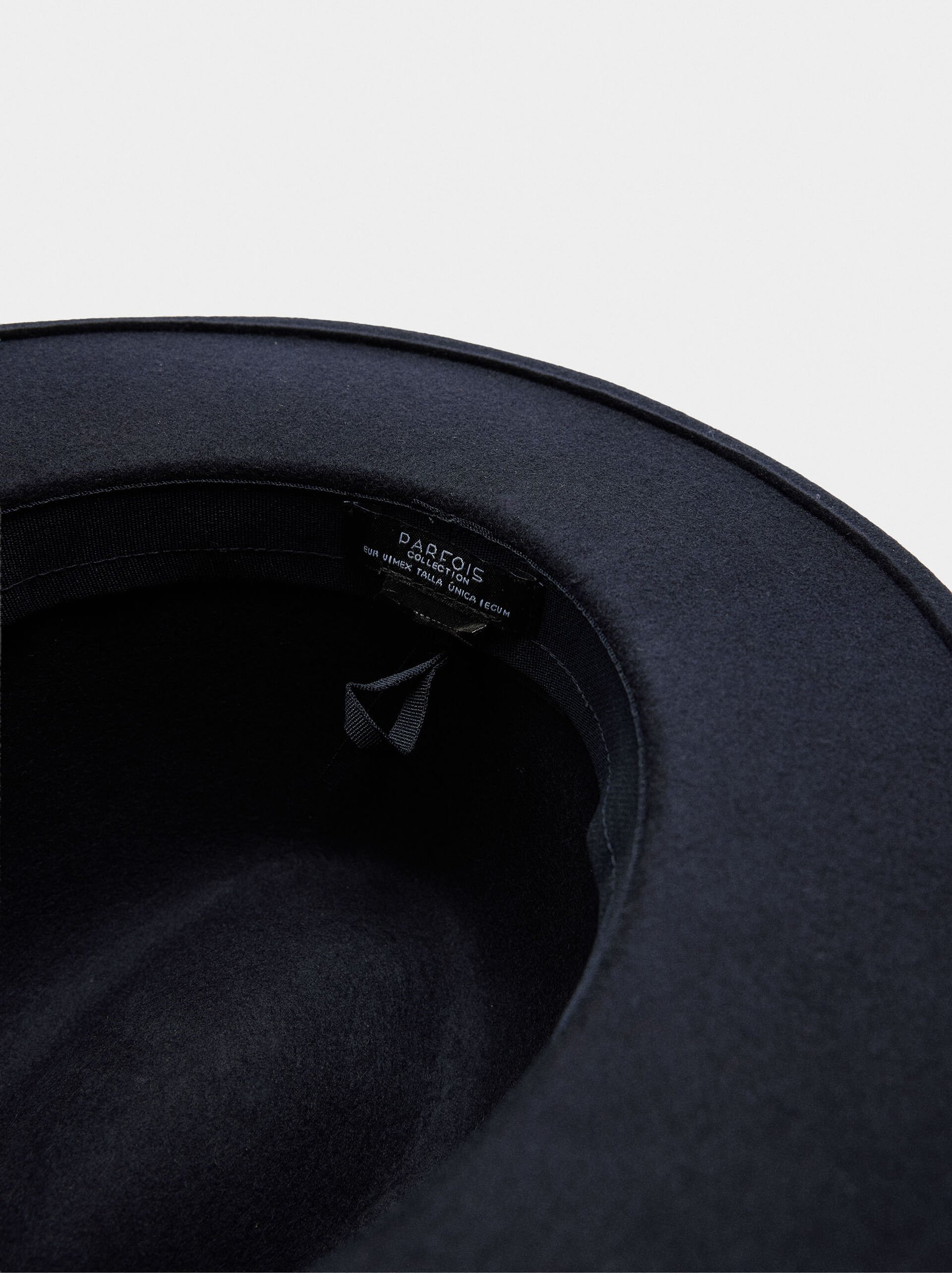 Hat with wool and leather belt image number 4.0