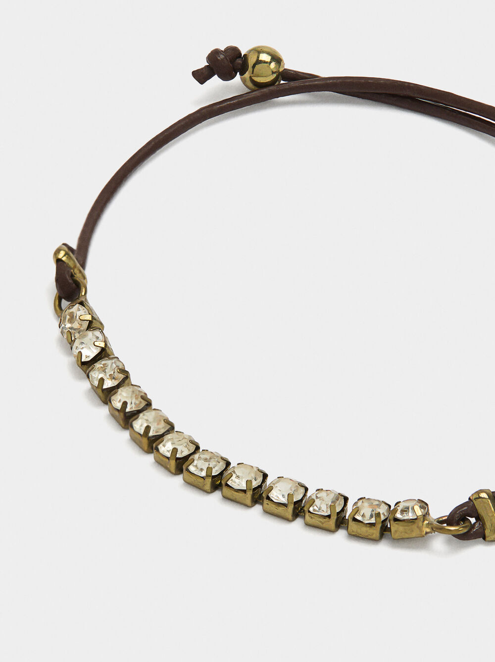 Armband aus Lederkordel mit Kristallen