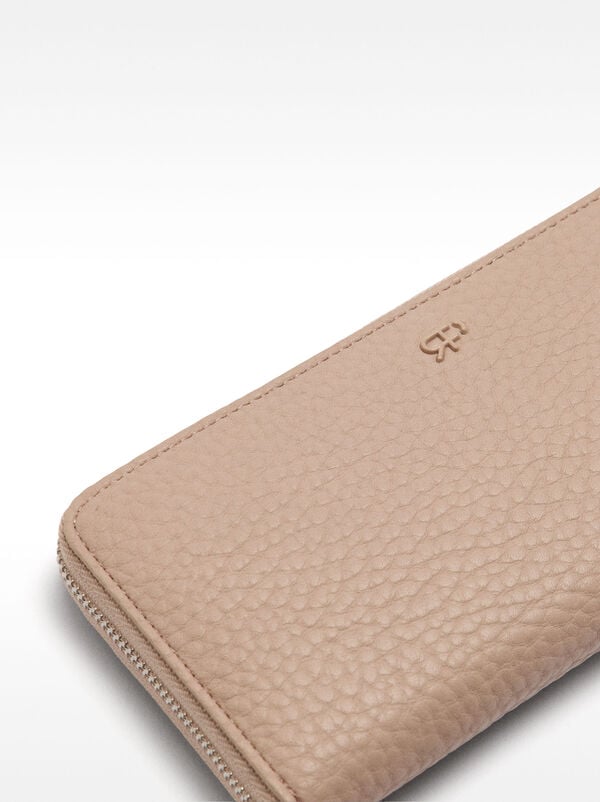 Wallet with texture and zipper closure