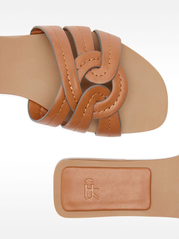 Crossed flat sandals