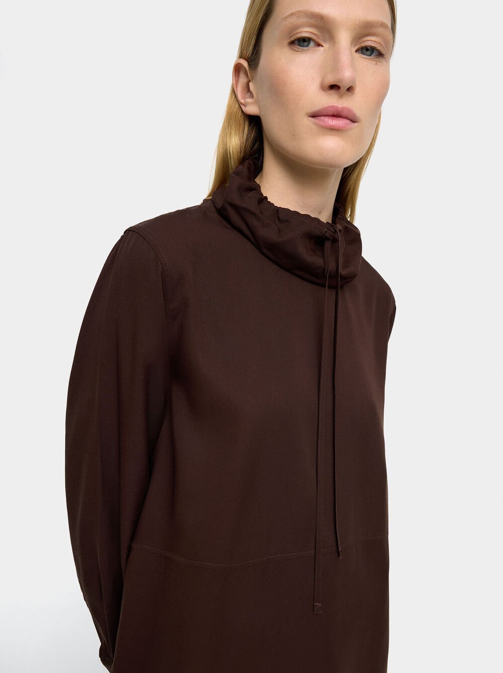 Blouse à col montant avec cordon