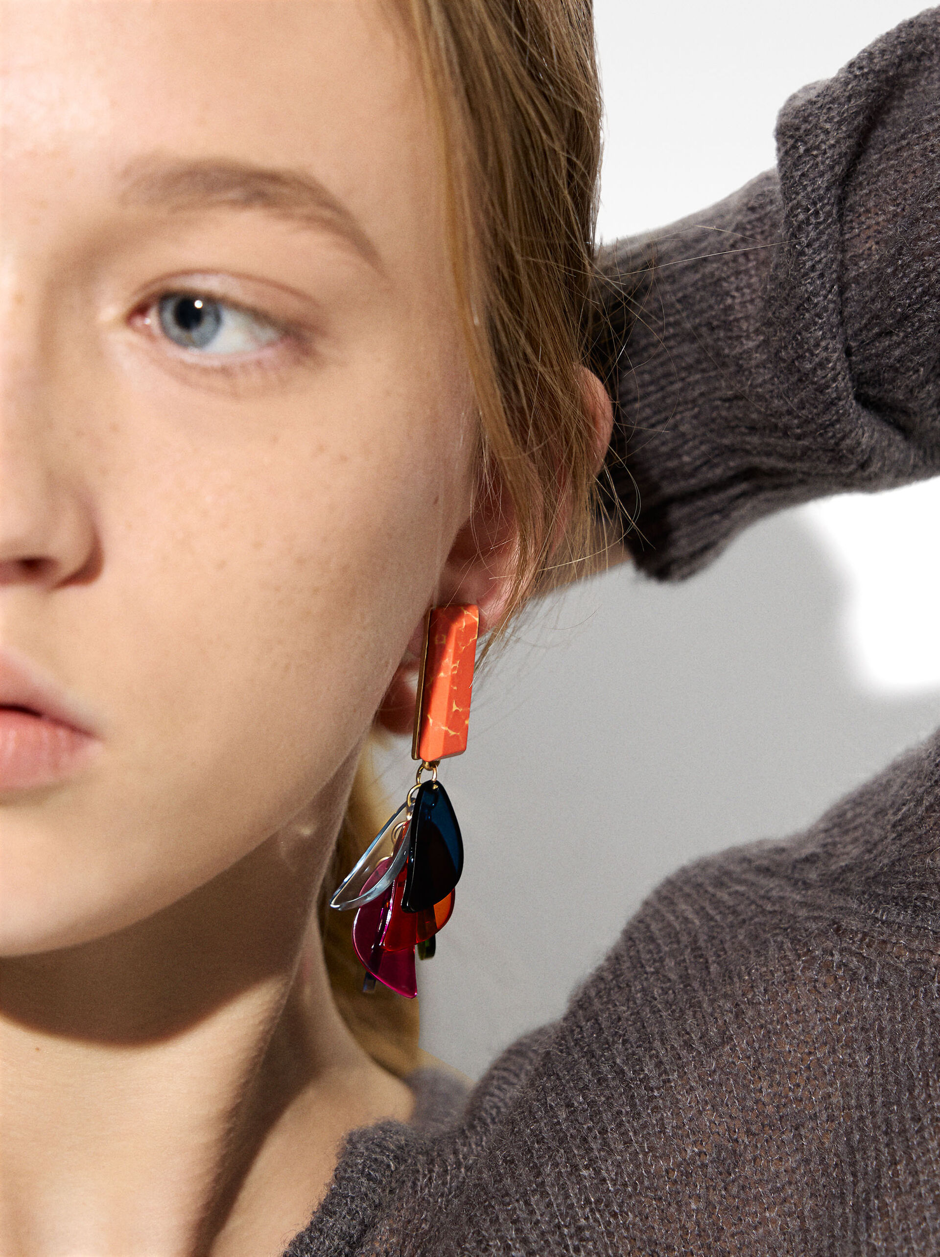 Earrings with stone and resin image number 1.0