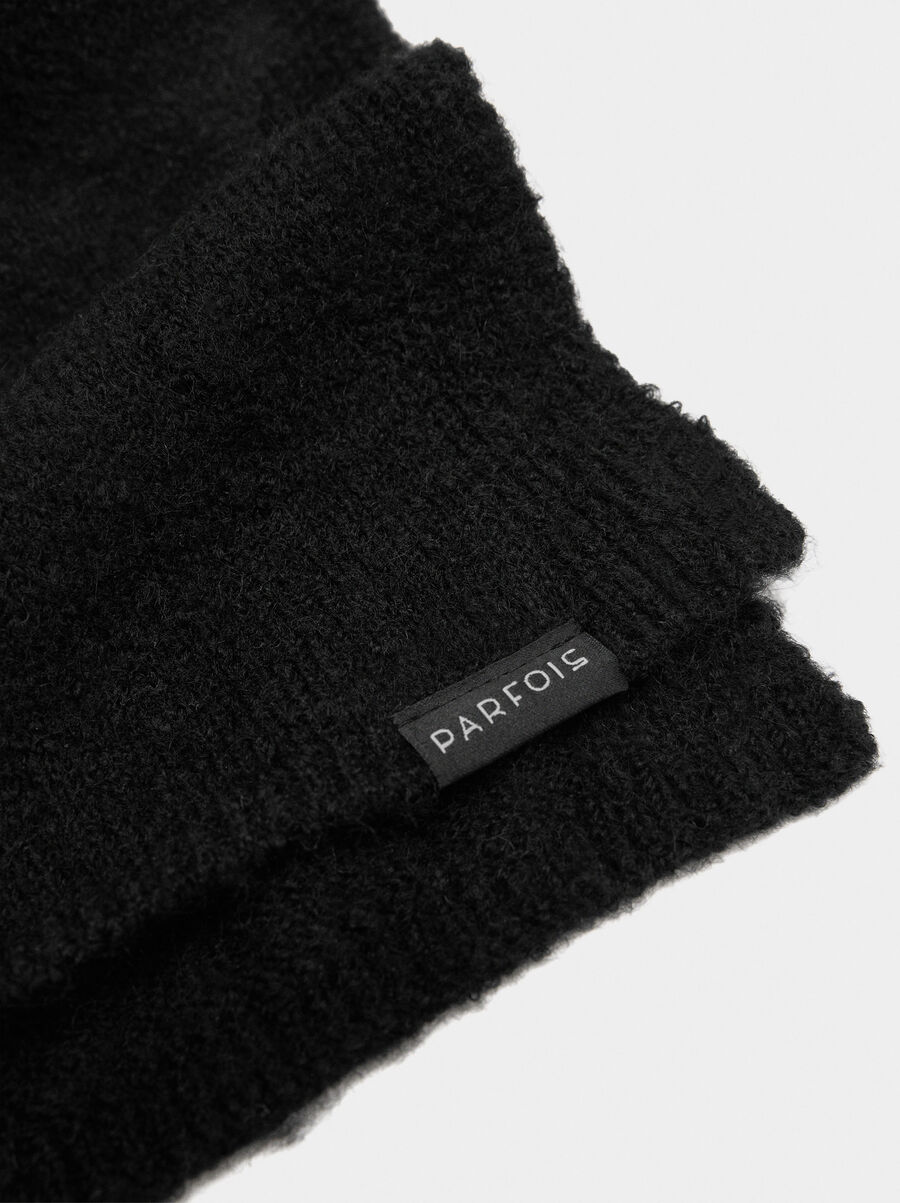 Plain scarf with ribbed edges