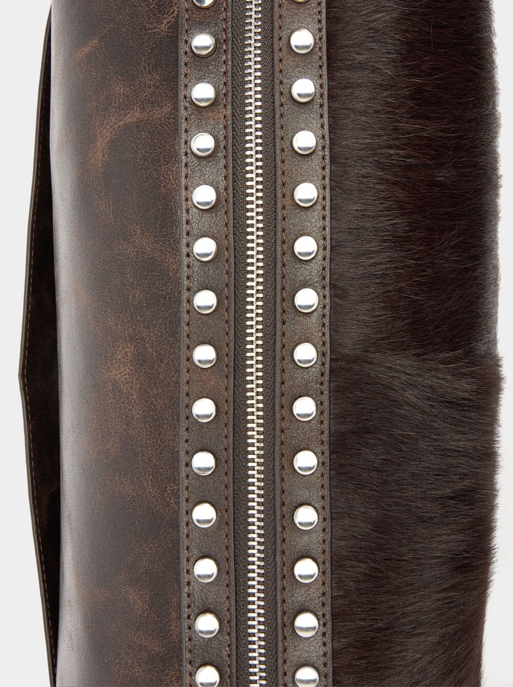 Sac avec détails en cuir et clous