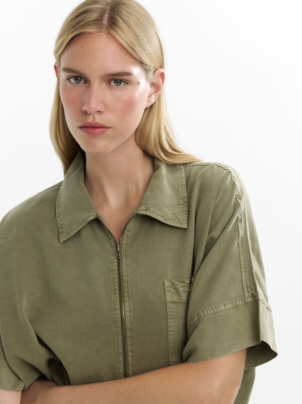 Shirt with zip fastening and pocket