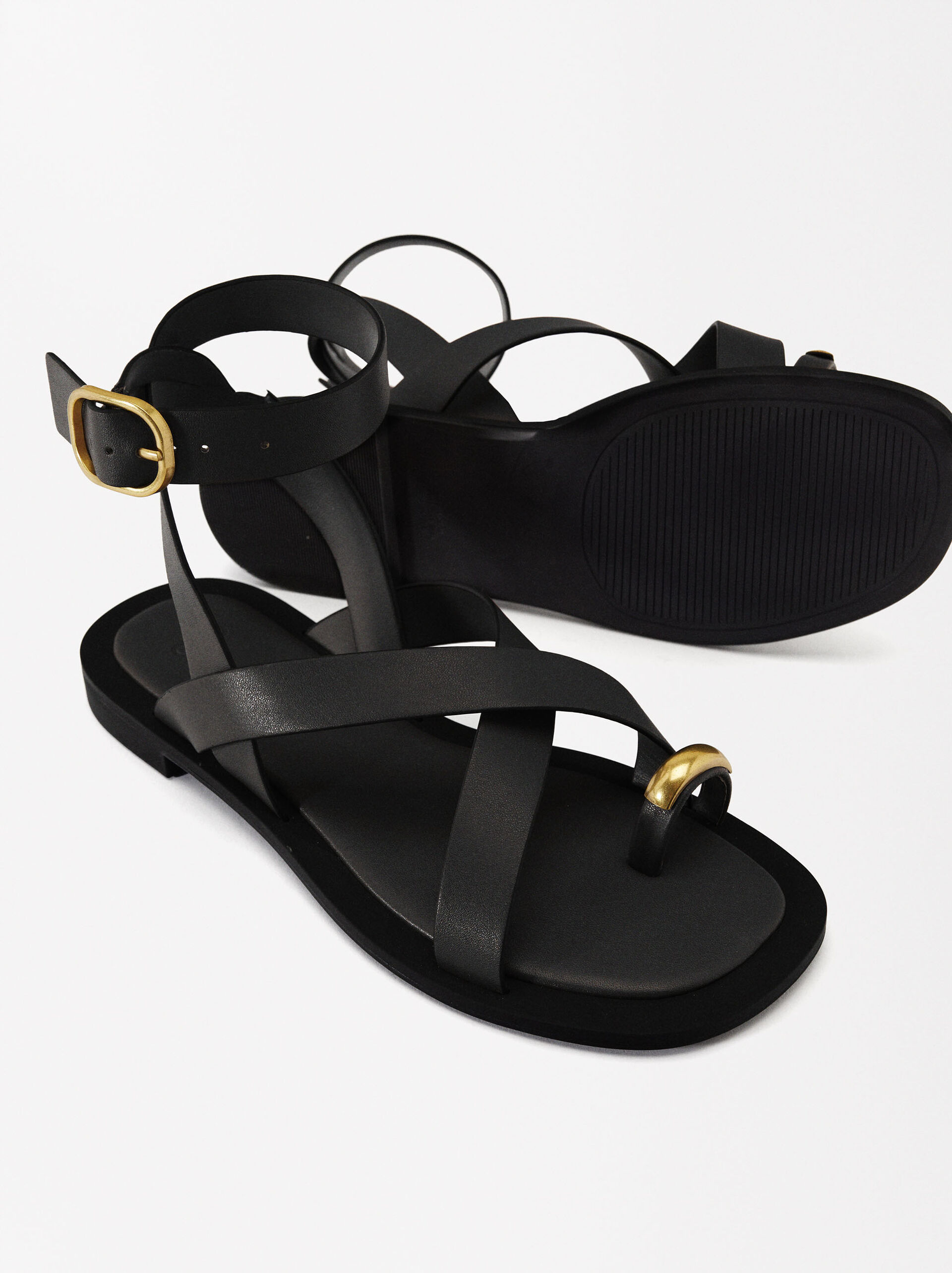 Flat crossed sandals with metallic detail image number 5.0