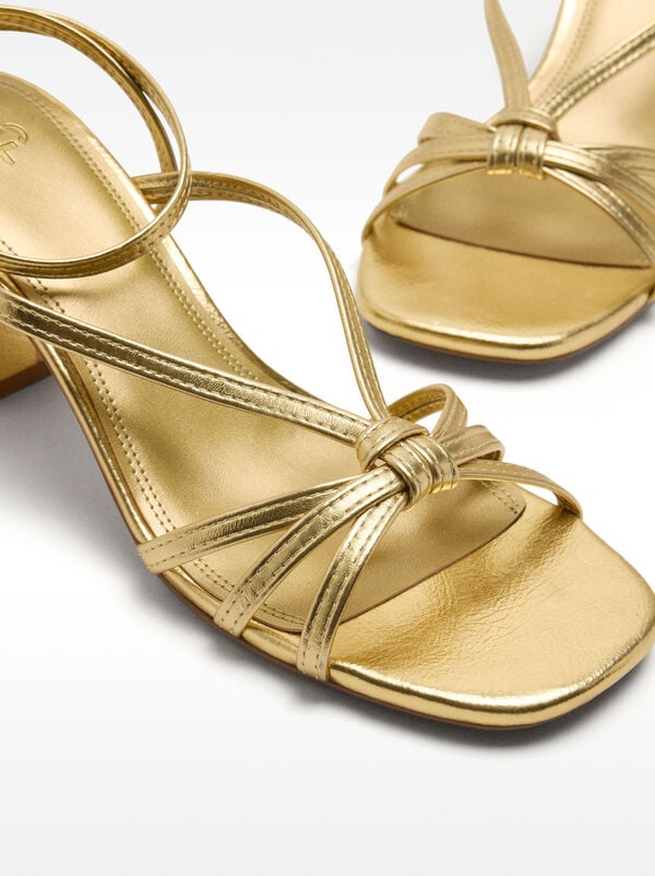 Leather sandals with straps