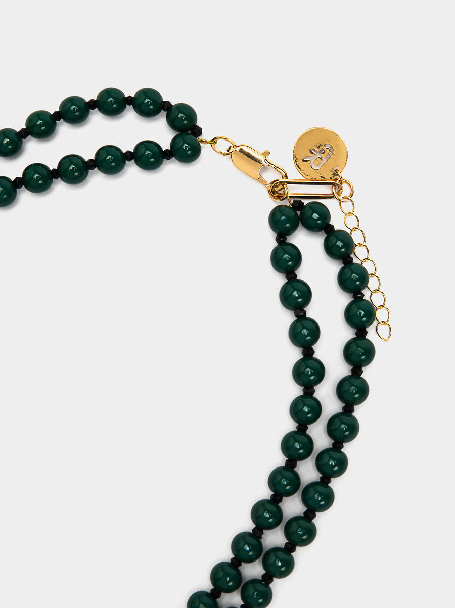 Collar corto de cuentas con charms