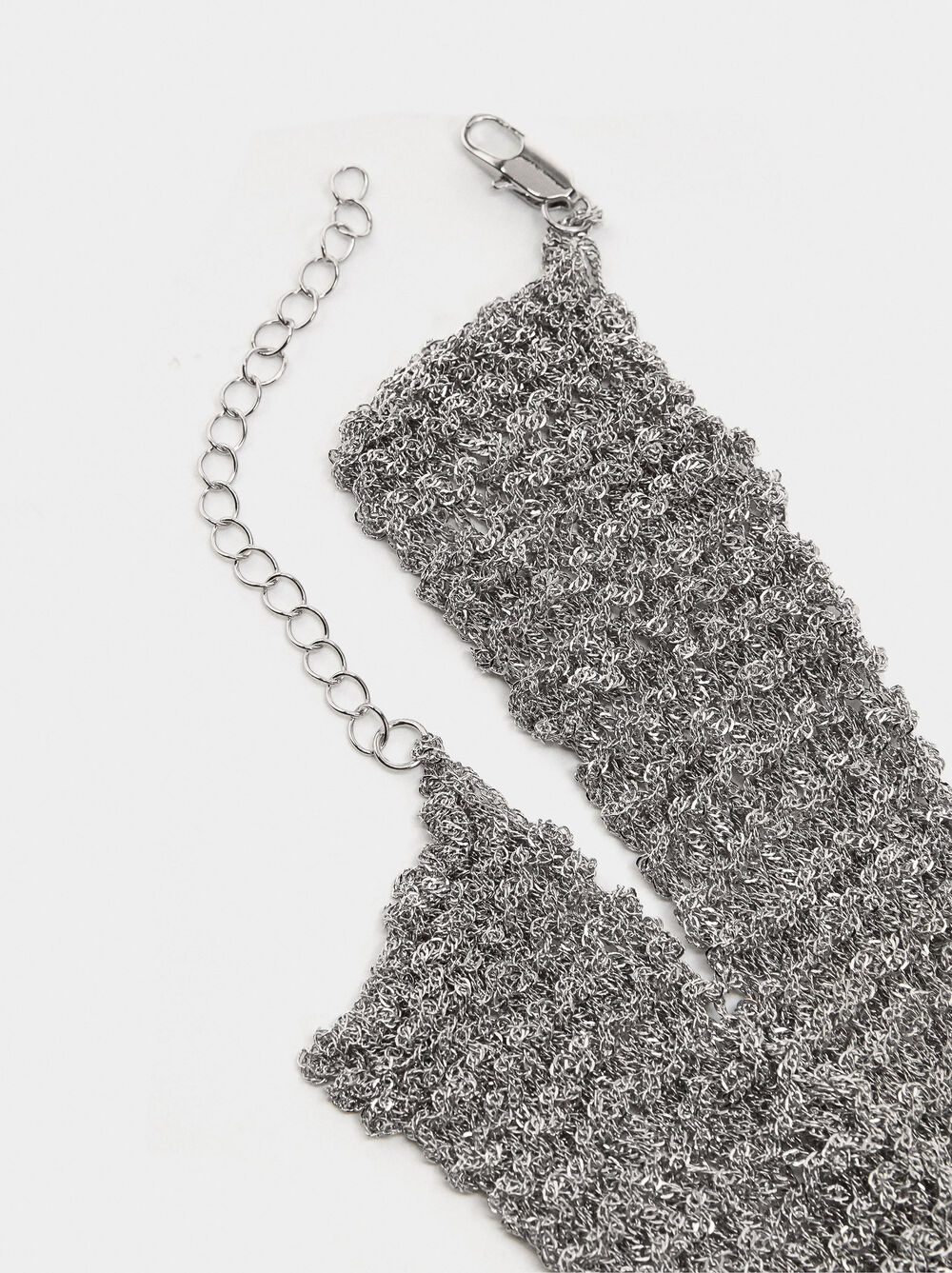 Choker with crossed chains