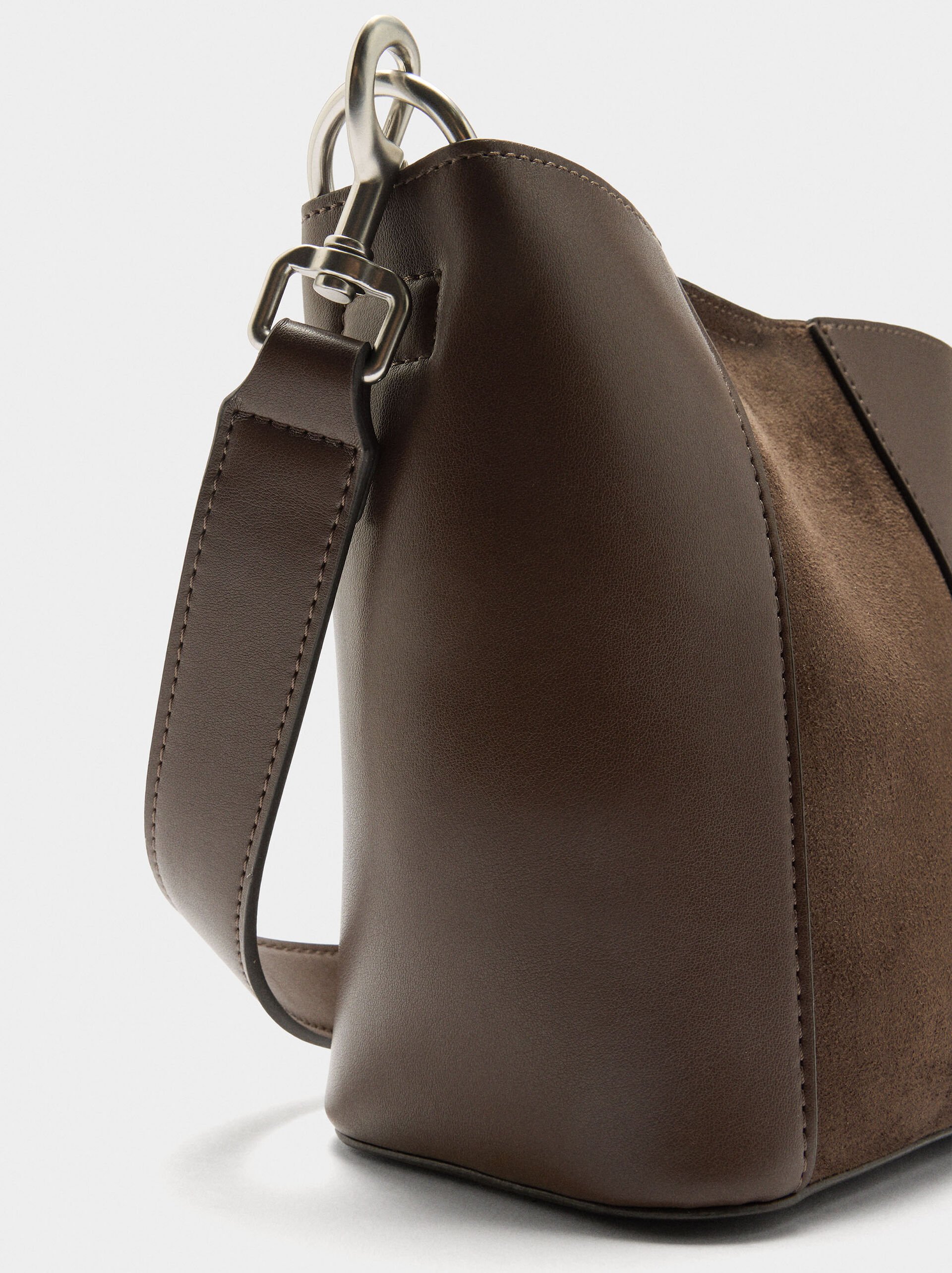 Beuteltasche mit Kontrast-Texturen image number 2.0