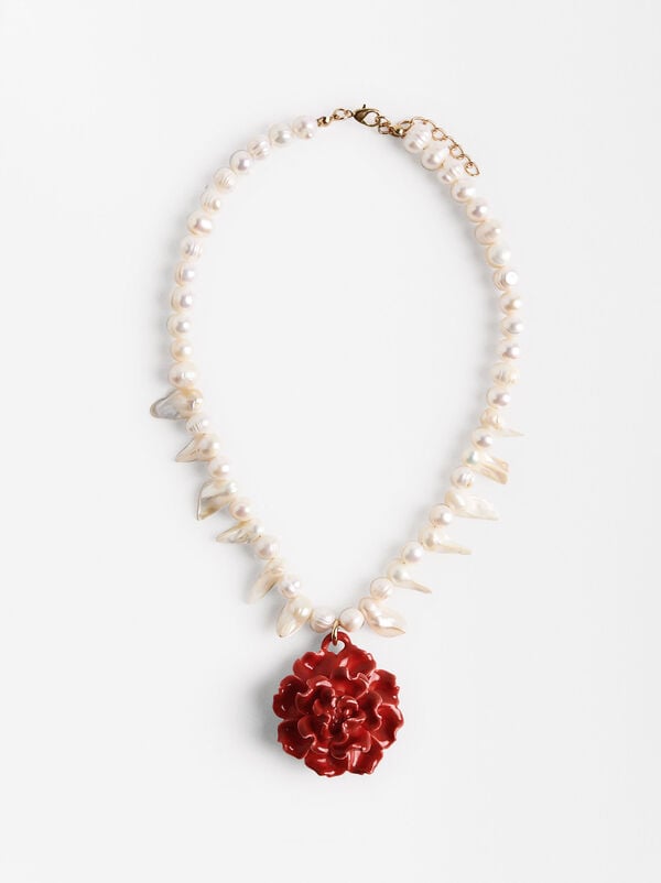Freshwater pearl necklace with flower