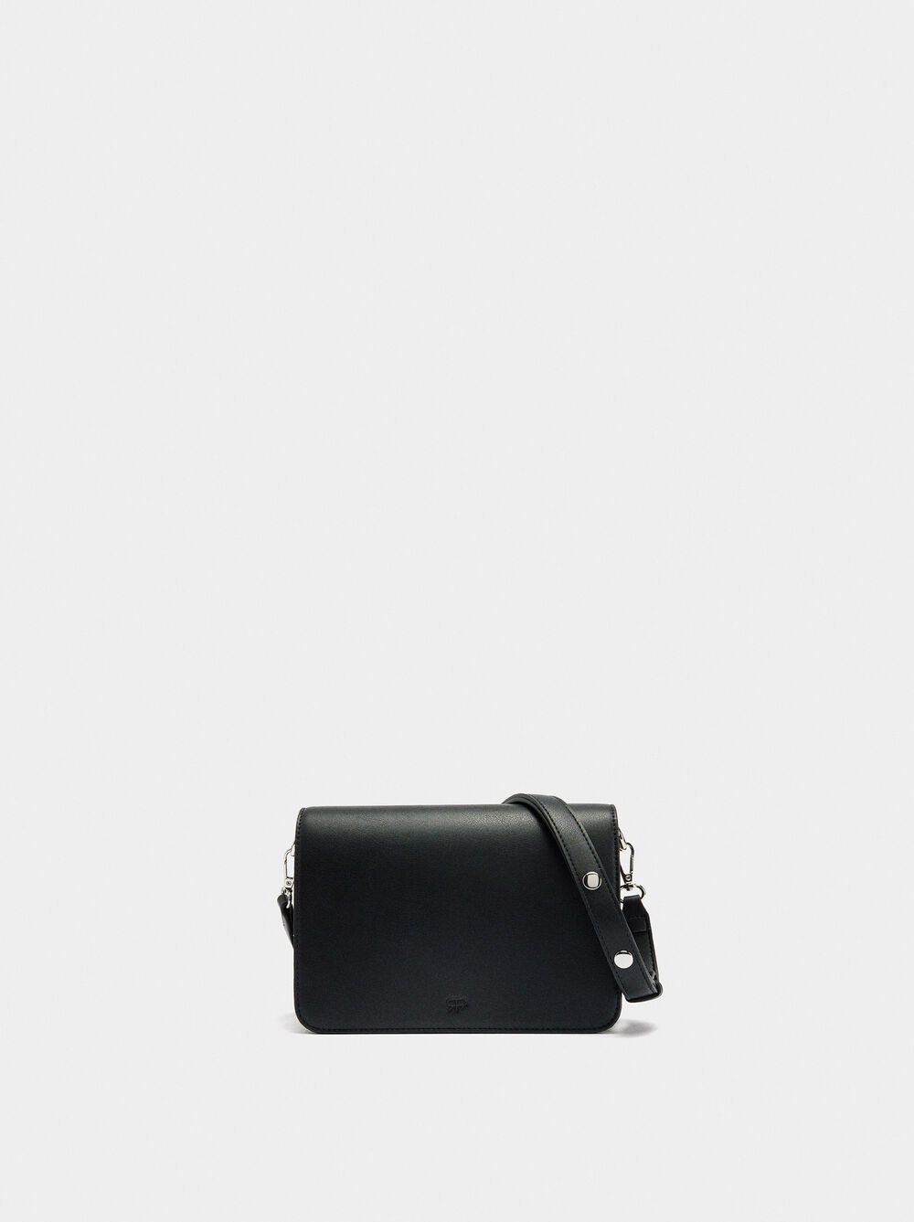 Bolso bandolera liso con solapa