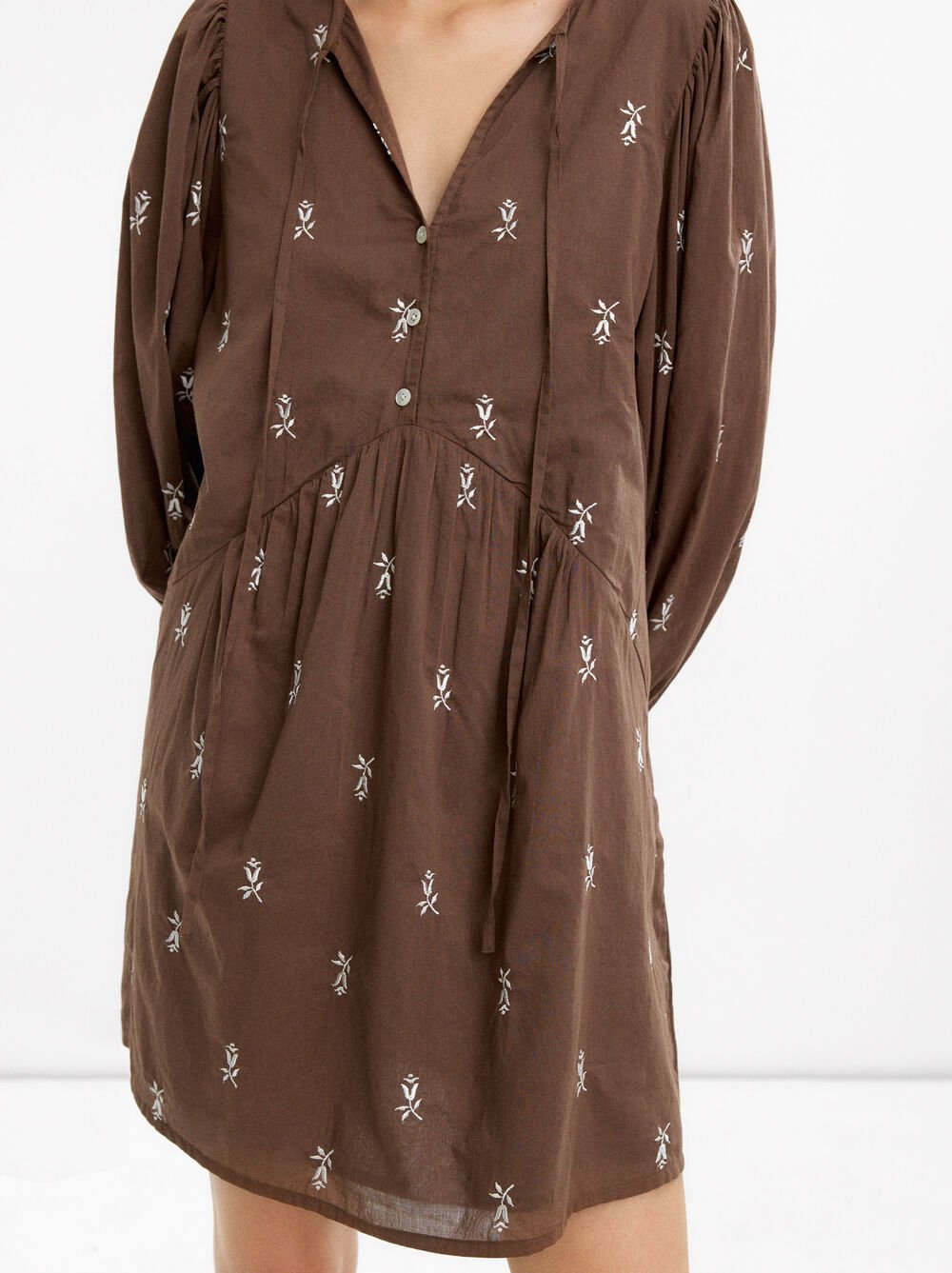 Vestido corto con bordados 100% algodón