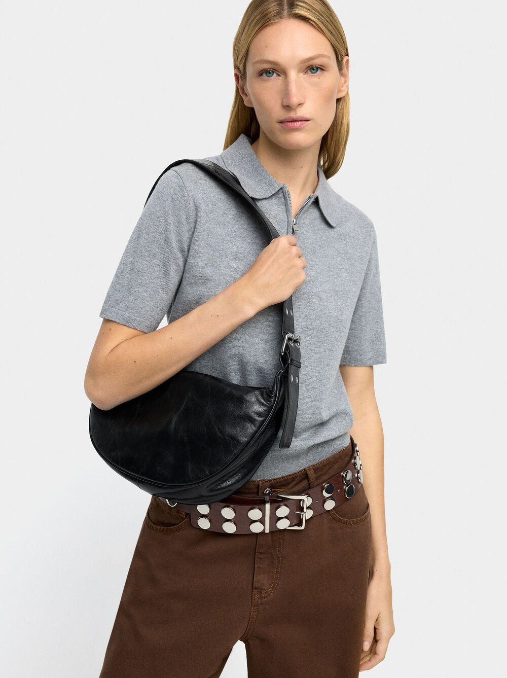 Bolso hobo de piel con tachuelas