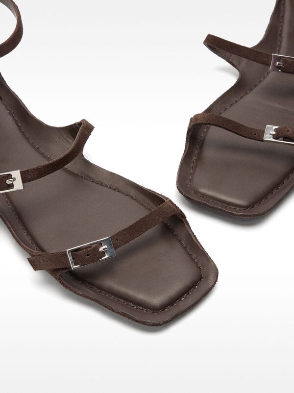 Flat leather sandals with buckles