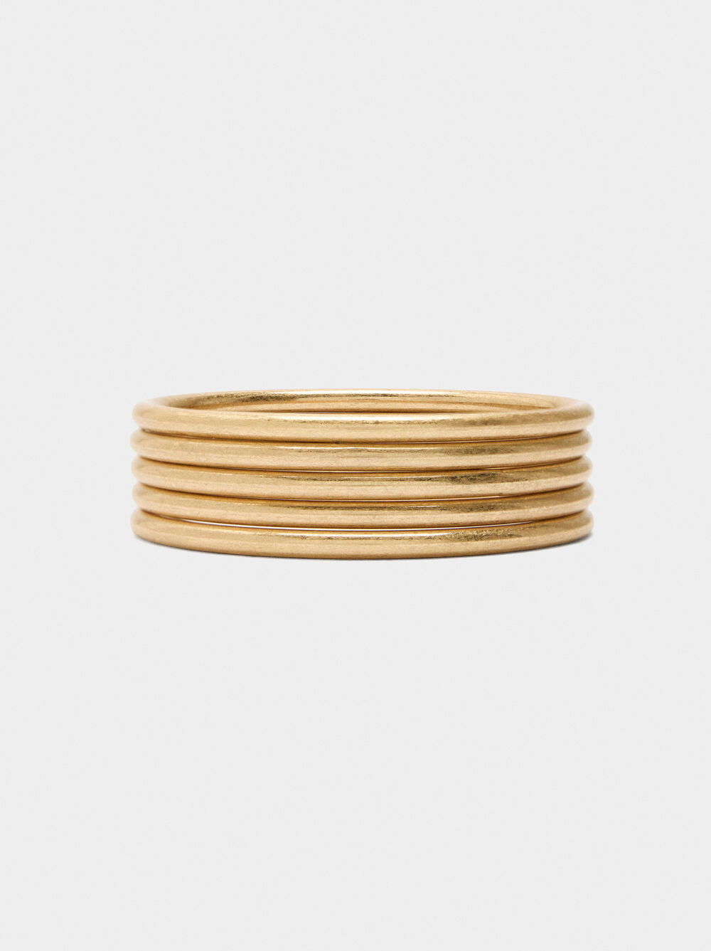 Set de cinq bracelets rigides en doré