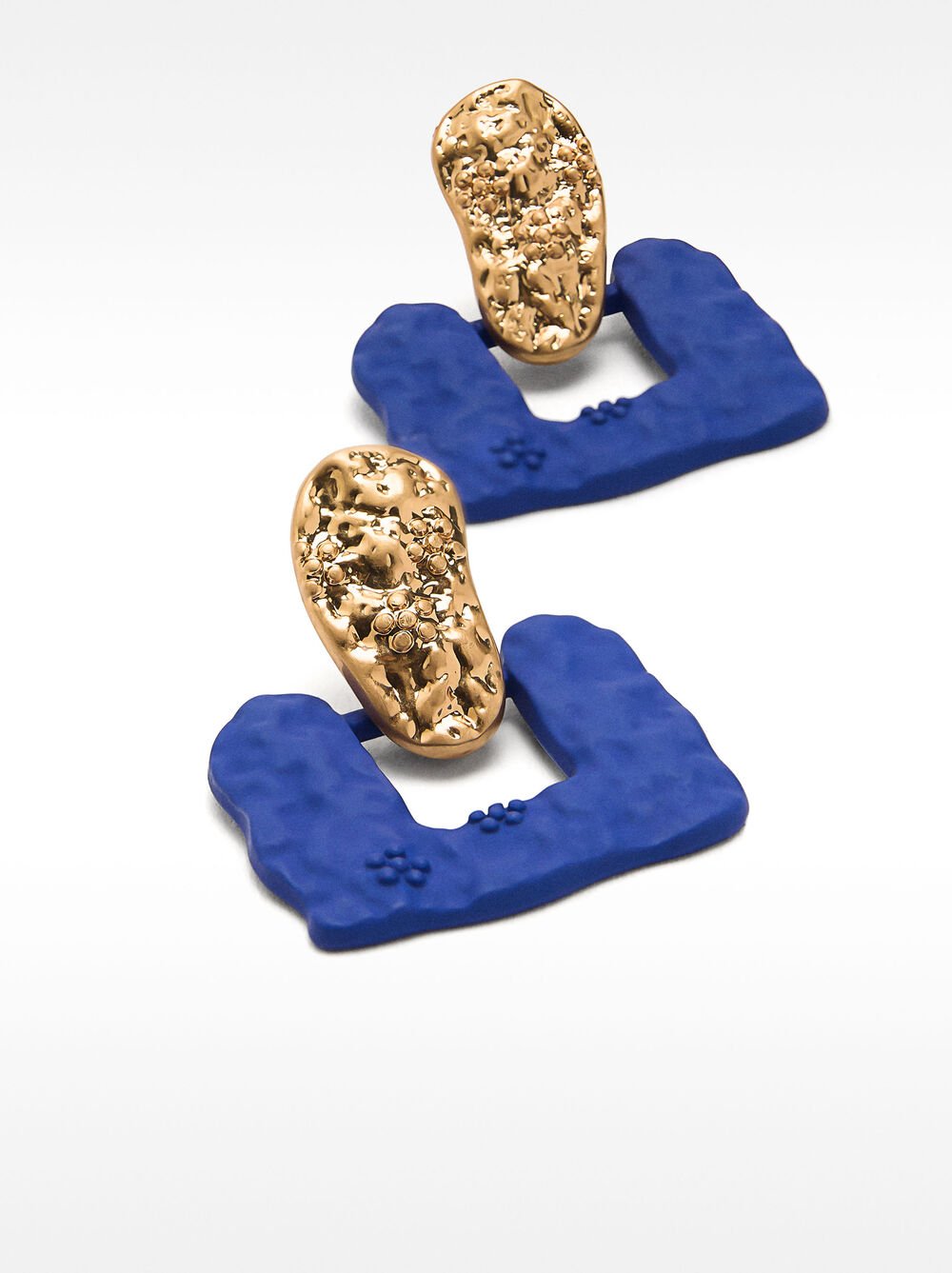 Earrings with matte effect