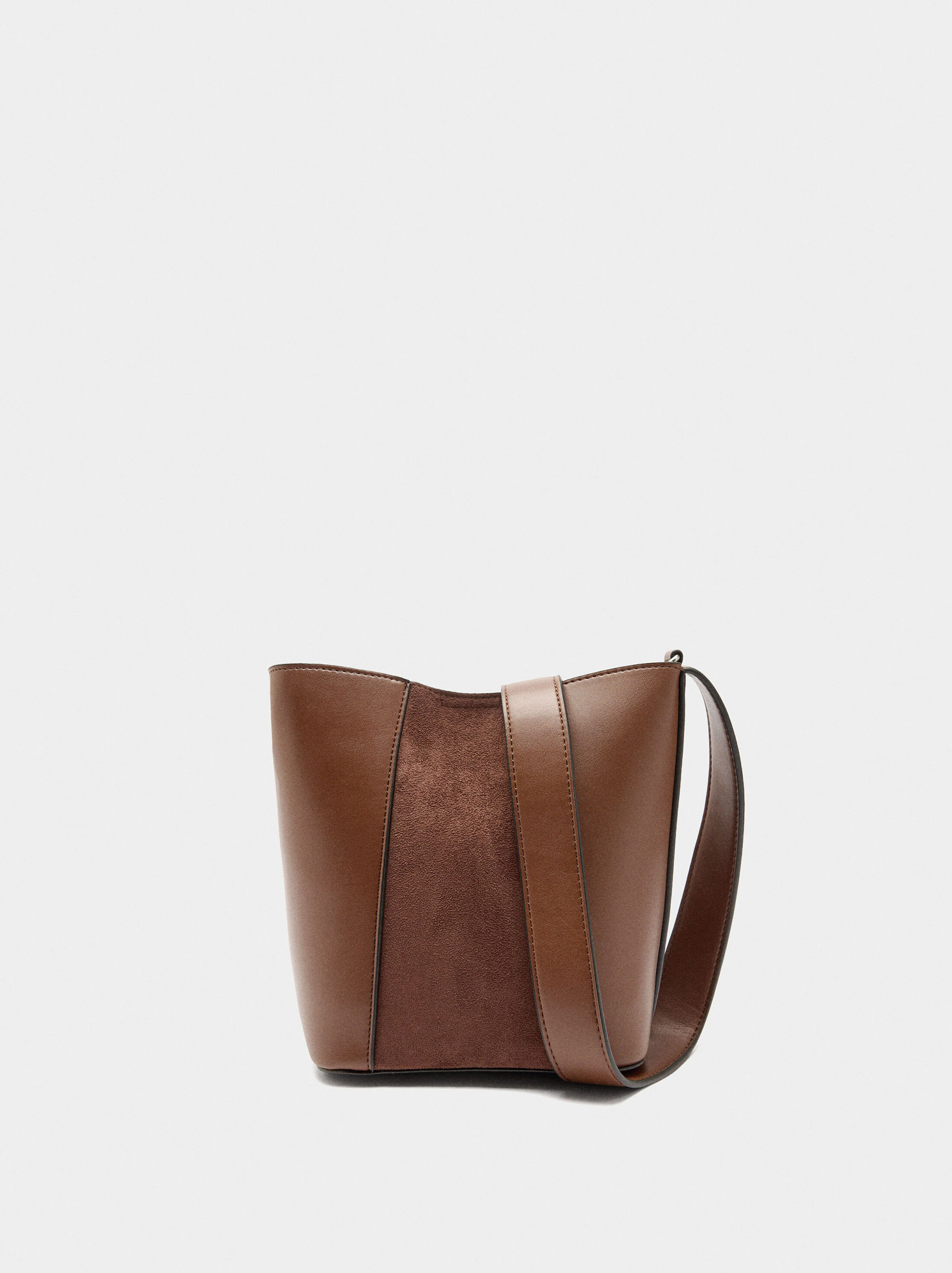 Bucket bag contrast of textures image number 0.0