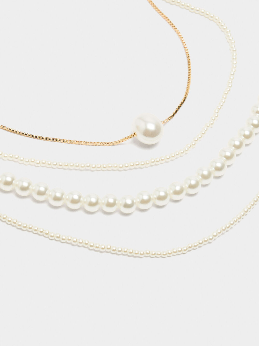 Set aus kurzen Halsketten mit Perlen