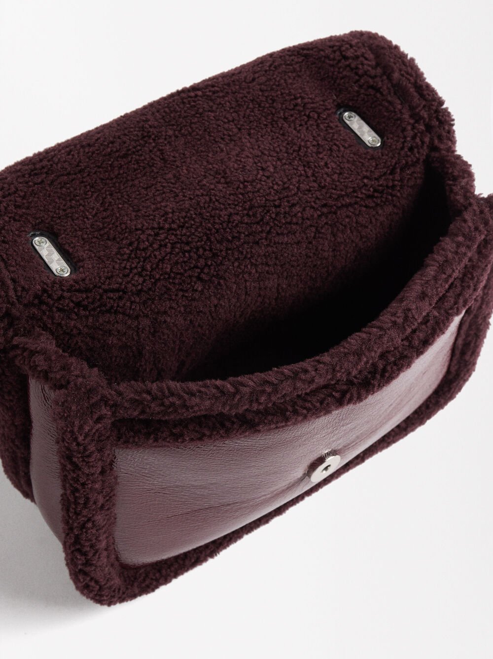 Shoulder bag with chain and fur effect