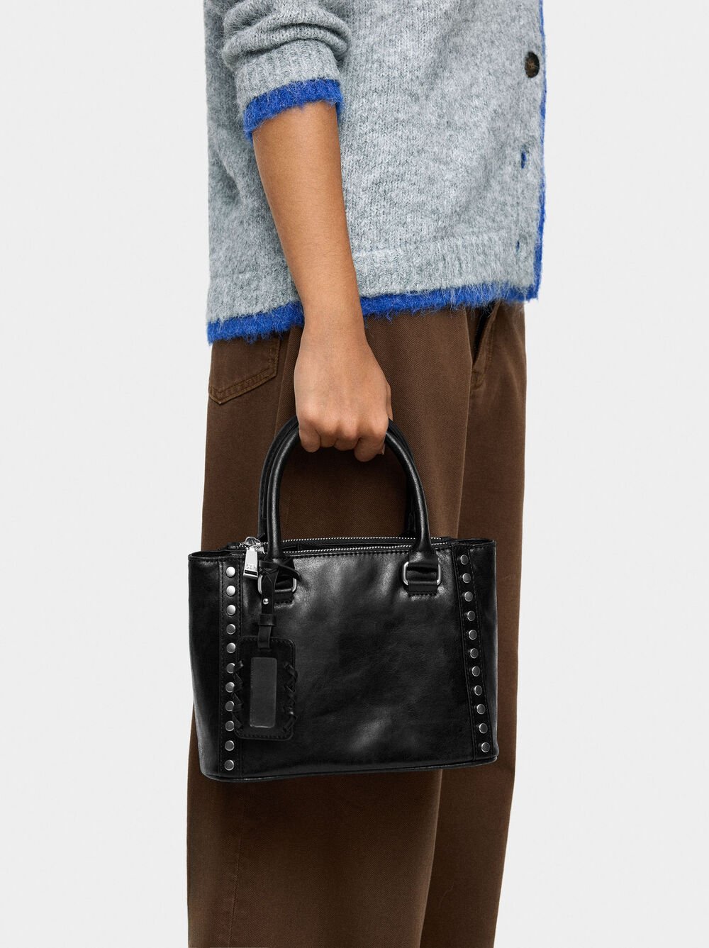 Bossa tote amb tatxes