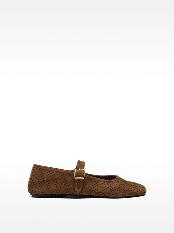 Leather ballet flats with strap and buckle