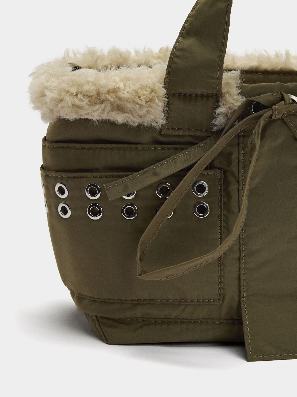 Tote bag of nylon with edge fur effect