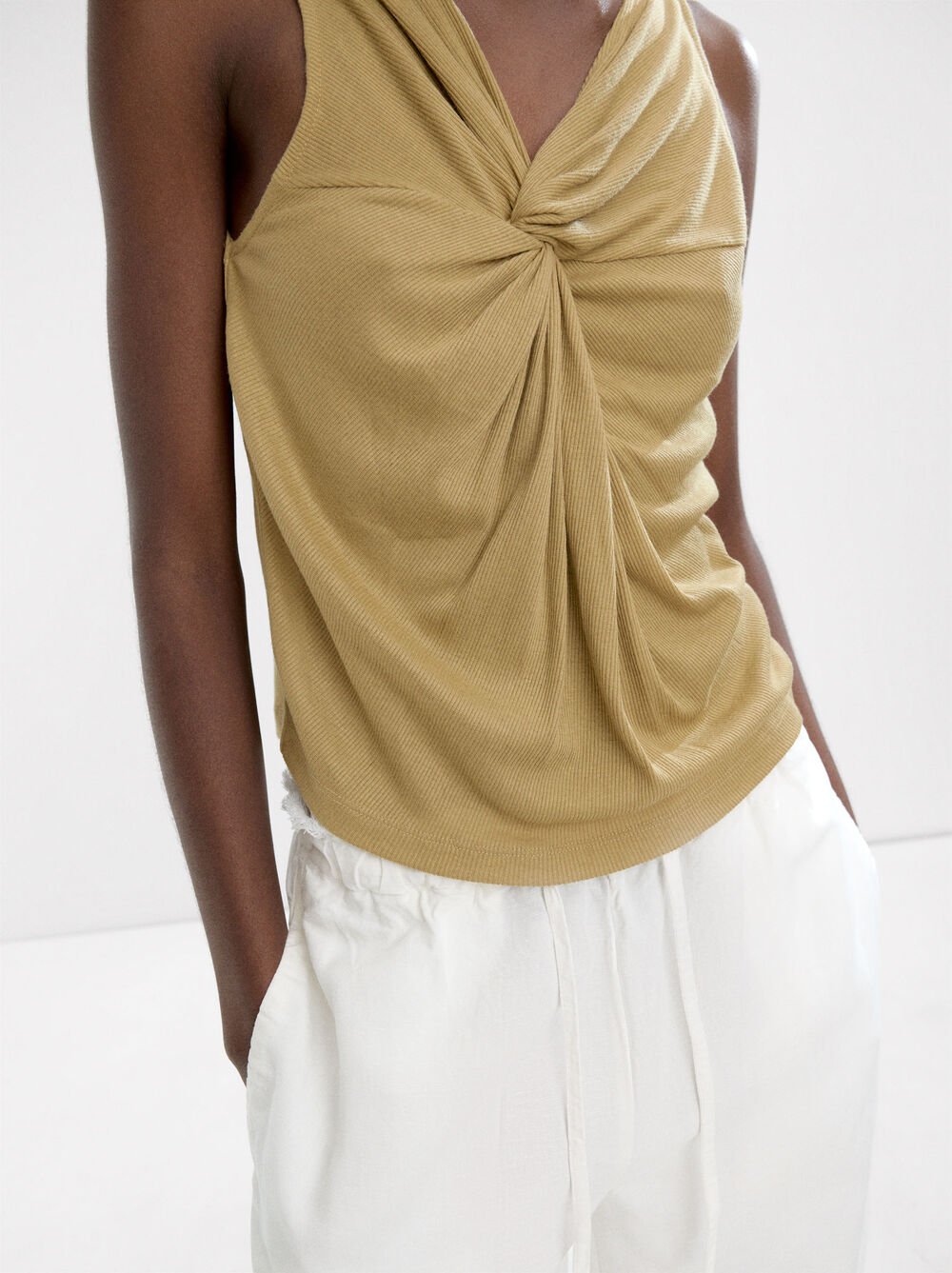 Ribbed top with knot