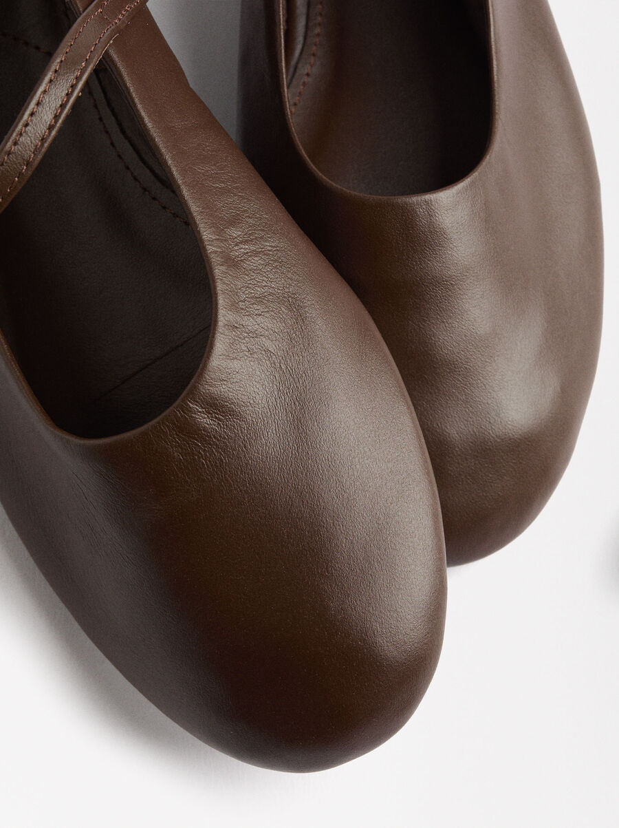 Leather ballet flats with strap and buckle