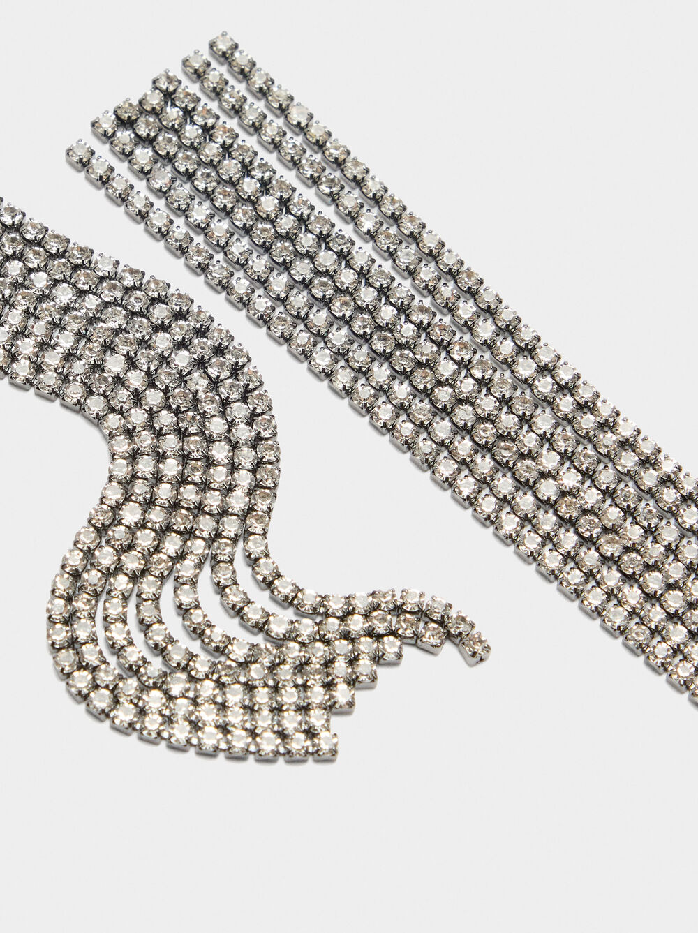 Lange Kettenohrringe mit Kristallen