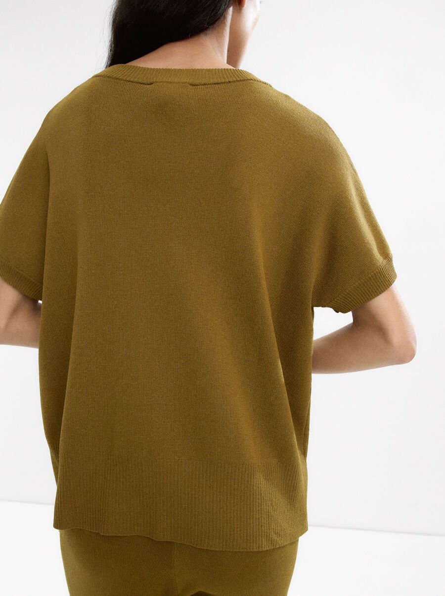 Knit sweater with round neckline