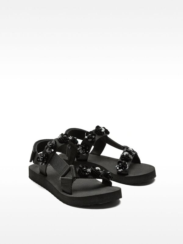 Flat sandals with floral detail