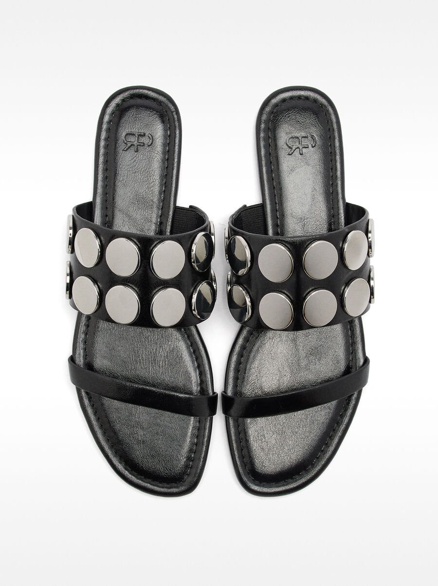 Sandalias rasas con detalles metálicos